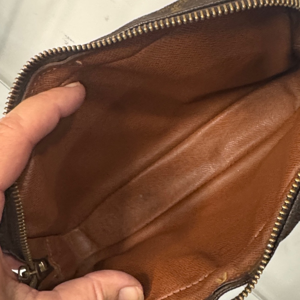 Louis Vuitton Pochette Marley Bandoulière – Monogram - tear near zipper & strap - Picture 10 of 15